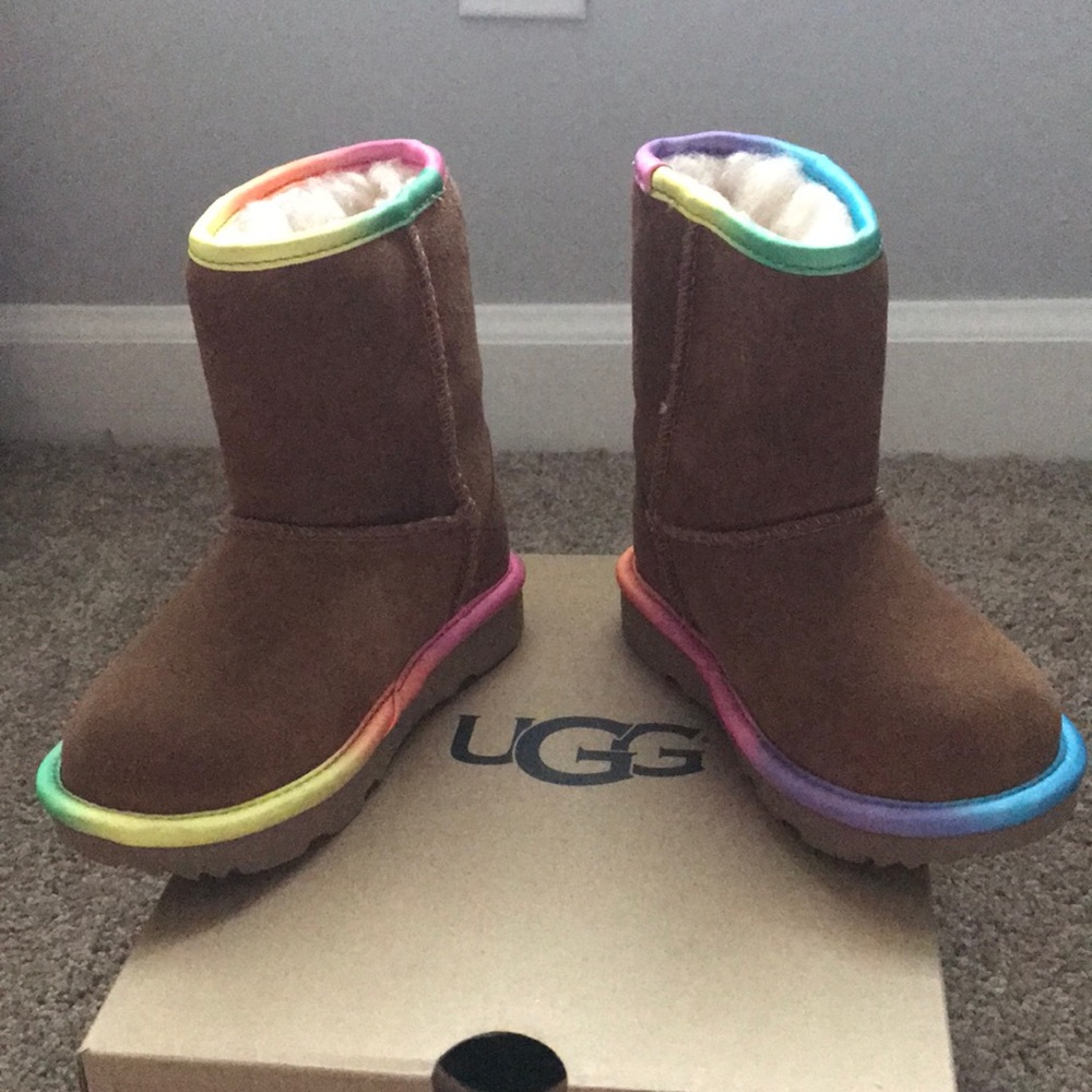 T Classic Short II Rainbow UGGs
